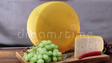 木制桌子上的法国老熟食奶酪组合<strong>介绍动作</strong>慢隐藏高清